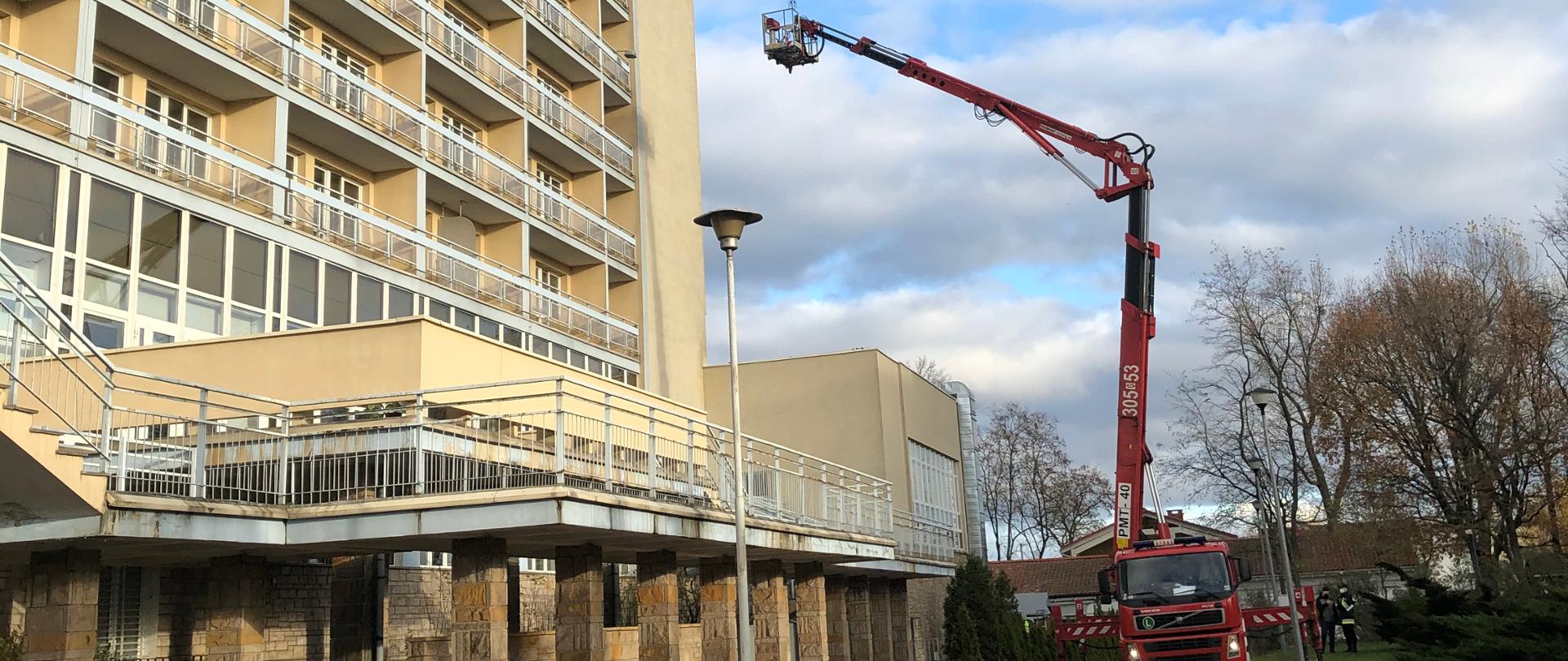 Rozstawiony podnośnik o wysokości ratowniczej 40 m z JRG 5 Gdańsk przy budynku Szpitala Tymczasowego w Sopocie