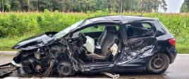 Uszkodzony pojazd osobowy z wypadku w miejscowości Gąsówka Stara
