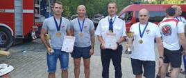 Na zdjęciu Zastępca Komendanta Miejskiego w Przemyślu wraz z zwycięską drużyną z Przemyśla prezentującą puchary, medale oraz dyplomy XIX Mistrzostw Województwa Podkarpackiego Strażaków Płetwonurków PSP