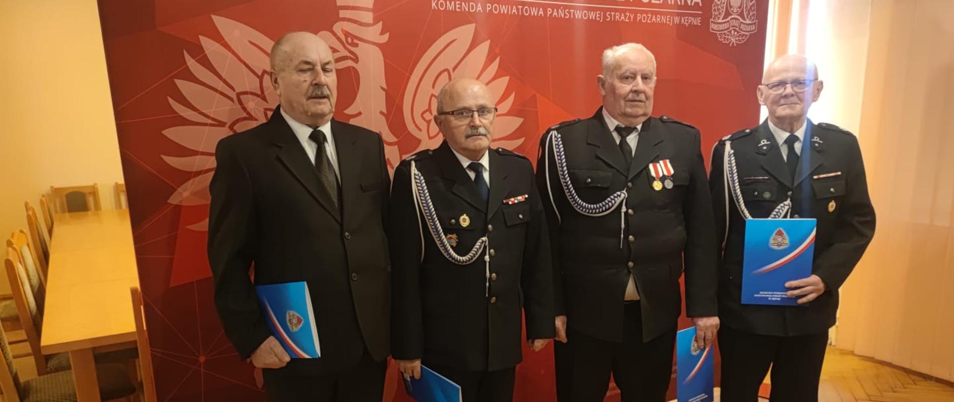 Widoczni druhowie którym przyznano świadczenia ratownicze.