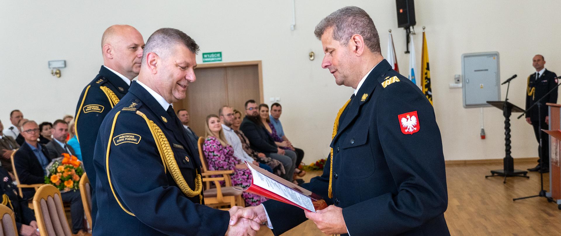 Dolnośląski Komendant Wojewódzki wręcza decyzję o zwolnieniu ze służby st. bryg. Waldemarowi Sarlejowi.