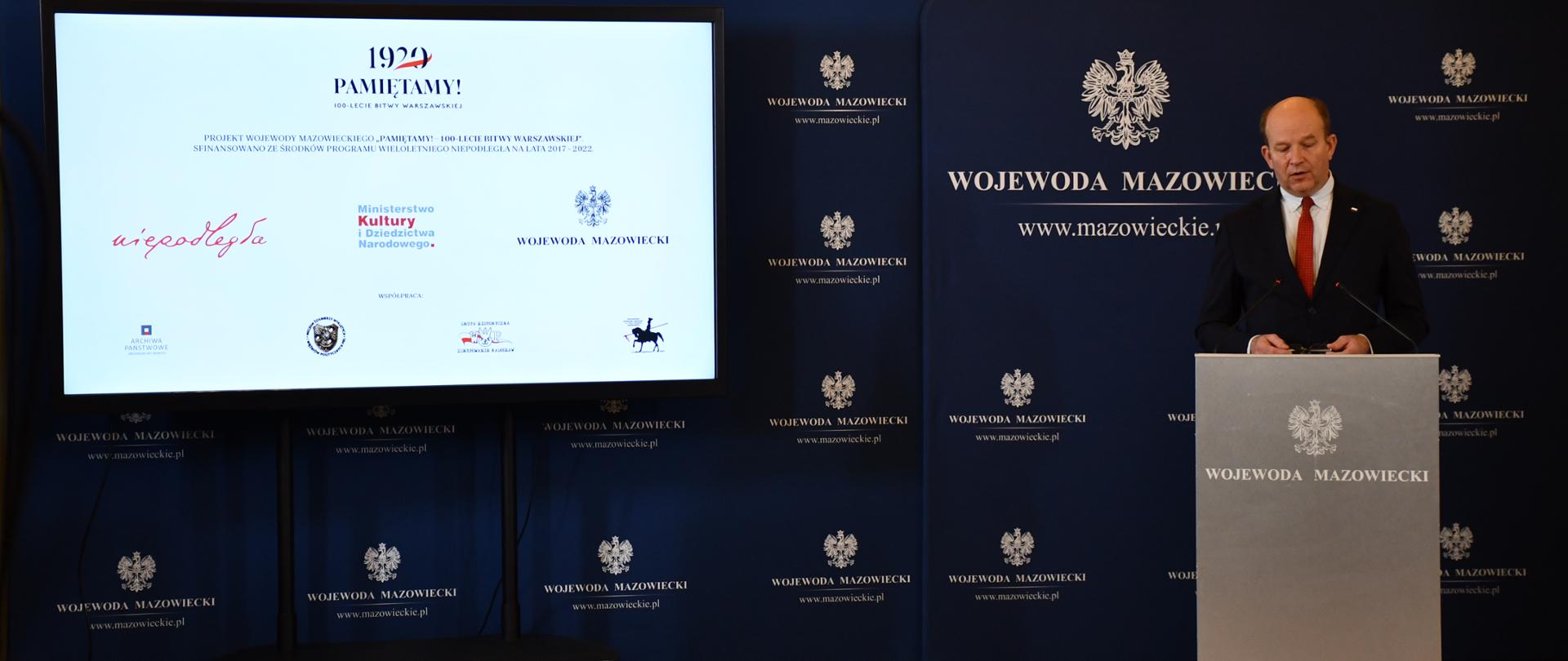 Wojewoda Mazowiecki Konstanty Radziwiłł podczas konferencji prasowej podsumowującej kampanię „#Historia naszej wolności”.