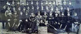 Na zdjęciu widać uczestników kursu z 1946 roku. Umundurowanie wyjściowe, w pierwszym rzędzie trzech uczestników w pozycji leżącej trzymają tablicę informacyjną z datą i rodzajem kursu. Kolejny rząd siedzi, za nimi dwa rzędy stojące. 