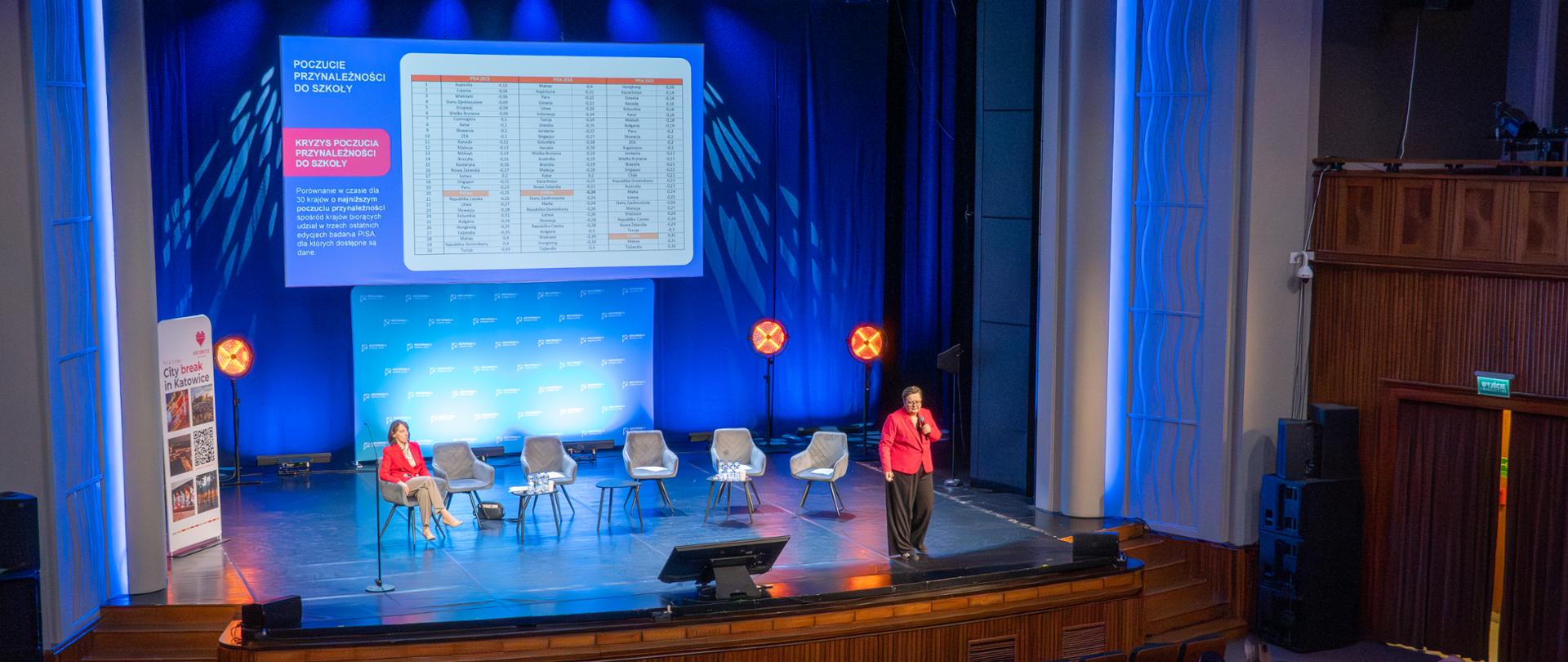 Wiceminister Katarzyna Lubnauer przewodniczy spotkaniu "Kierunek: Kompas Jutra. Na auli siedzą nauczyciele, którzy słuchają przemówienia.