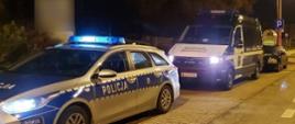 Od lewej: oznakowany radiowóz Policji, oznakowany furgon lubelskiej Inspekcji Transportu Drogowego i zatrzymana do kontroli taksówka, stoją w zatoce obok jezdni.