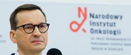 Premier Mateusz Morawiecki podczas wizyty w Narodowym Centrum Onkologii im. Marii Skłodowskiej-Curie w Gliwicach.