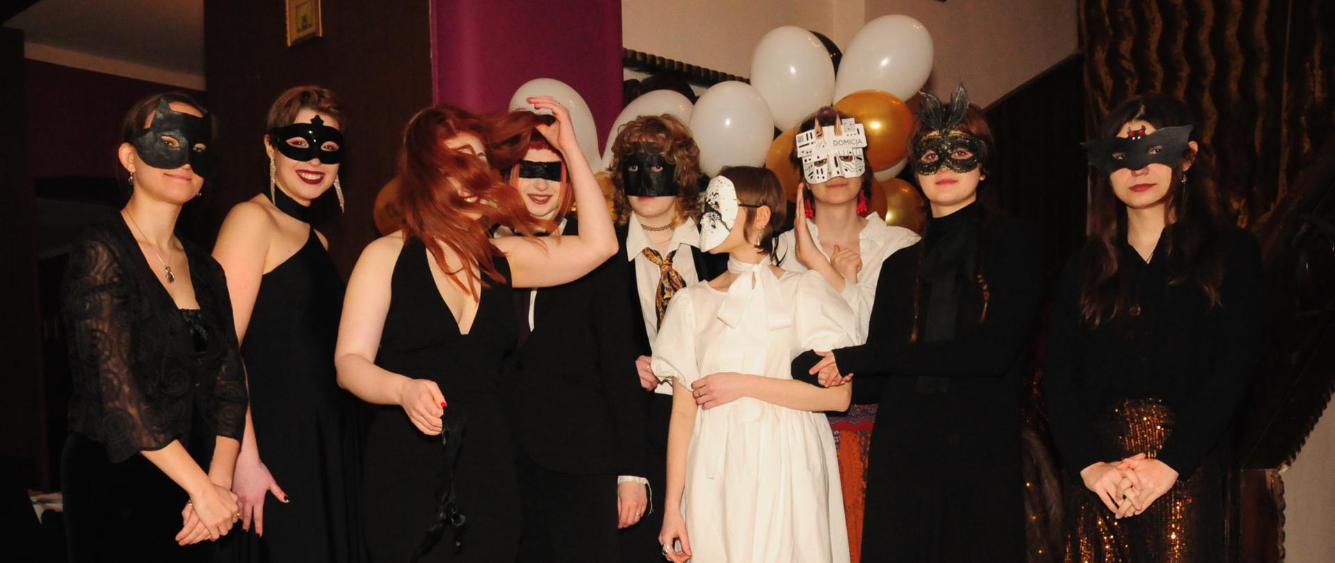 Zdjęcie grupowe uczniów PLSP w maskach karnawałowych
