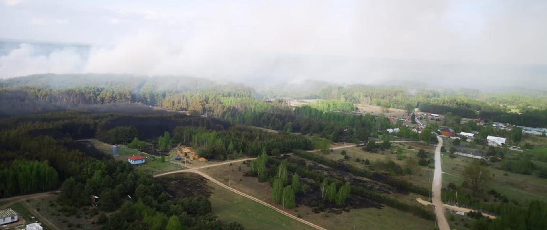 widok z góry na płonący las