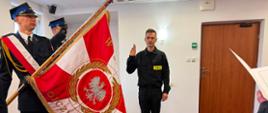 Ślubowanie nowoprzyjętego strażaka do służby w KP PSP w Hajnówce