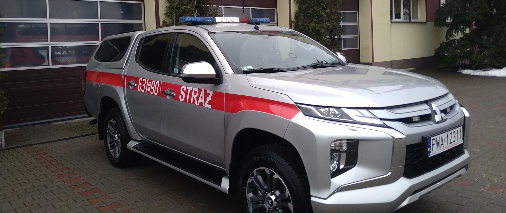 Na zdjęciu widać nowy samochód na tle komendy 