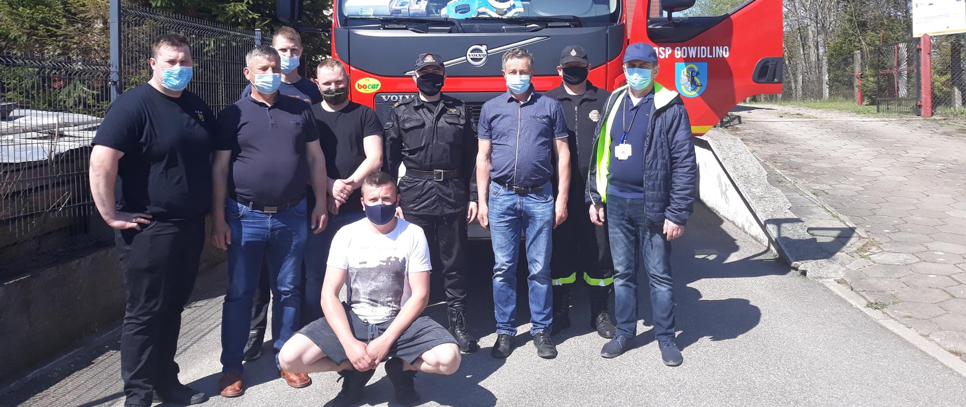 Komendant Powiatowy PSP w Kartuzach mł. bryg. Paweł Gil, Komendant Gminny ZOSP RP w Sierakowicach Andrzej Bojanowski, Inspektor ds. ochrony przeciwpożarowej w UG Sierakowice Adam Wróblewski oraz przedstawiciele OSP Gowidlino