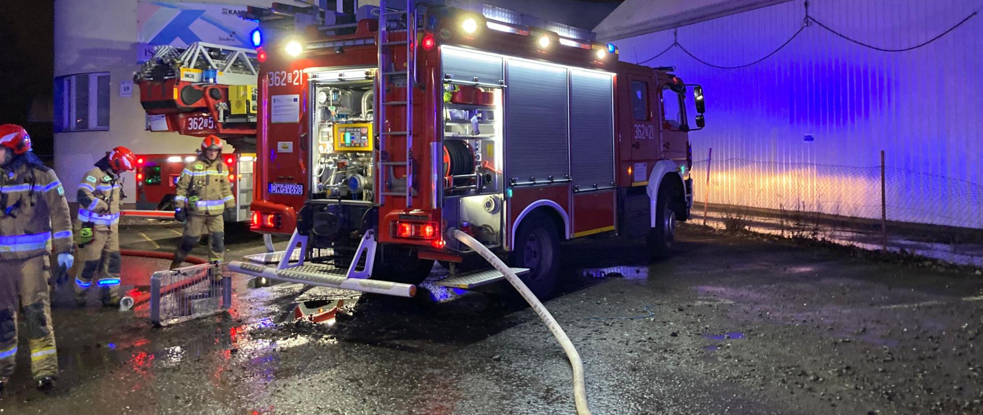 Pożar hali produkcyjno-magazynowej przy ul. Hangarowej w Legnicy