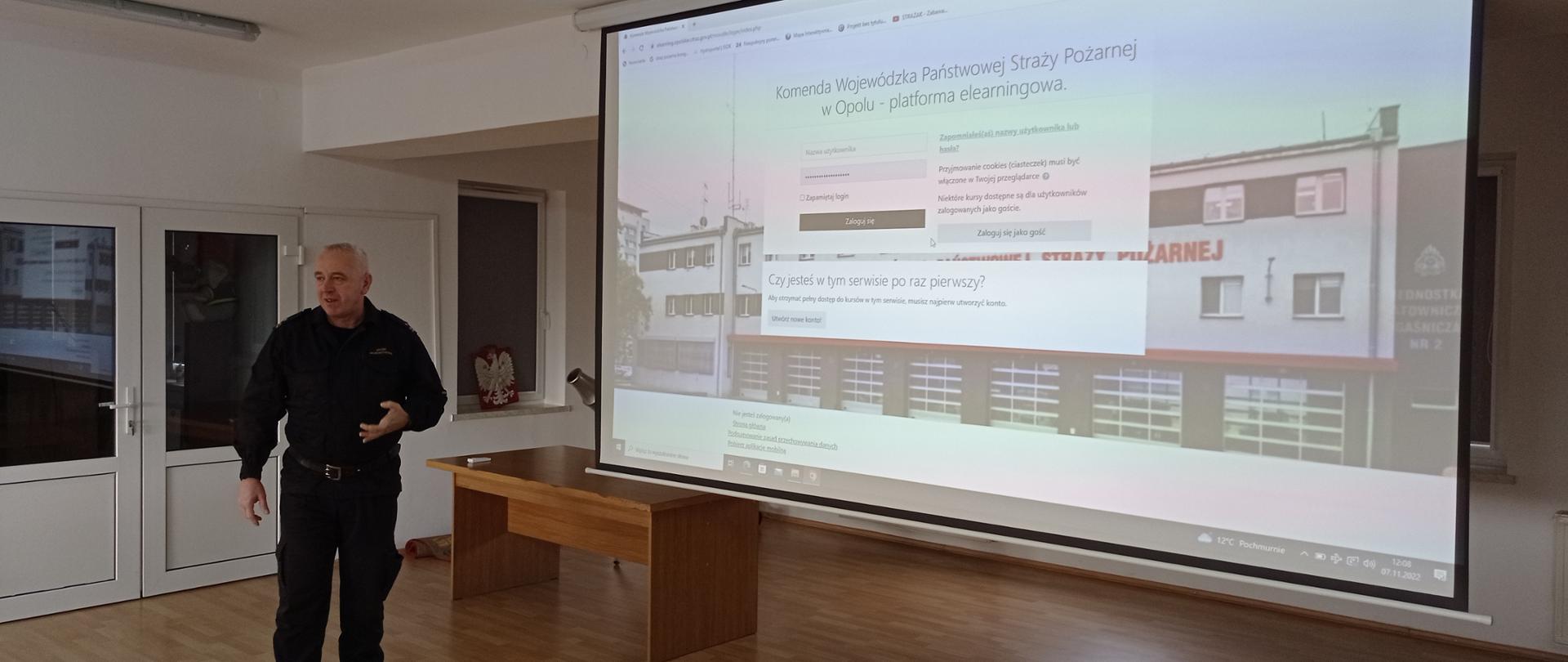 Rozpoczęcie szkolenia podstawowego strażaków ratowników OSP - zdjęcie przedstawia funkcjonariusza KP PSP Brzeg prowadzącego szkolenie