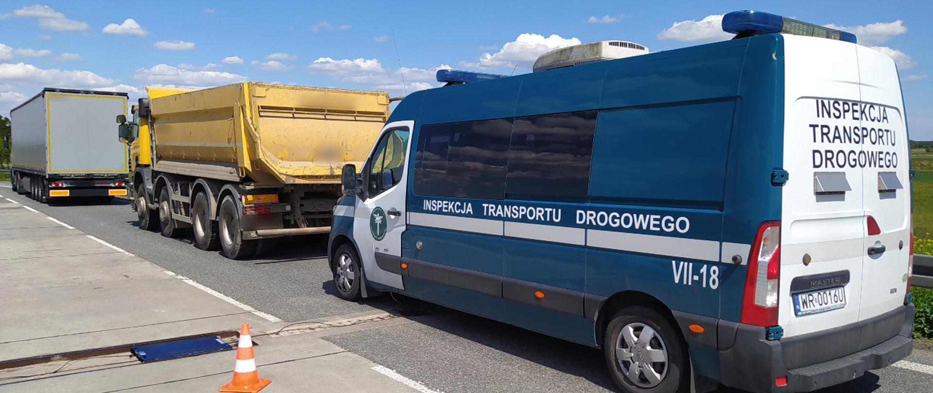 Od prawej: oznakowany furgon mazowieckiej Inspekcji Transportu Drogowego i dwie ciężarówki stoją w zatoce kontrolnej przy drodze ekspresowej.