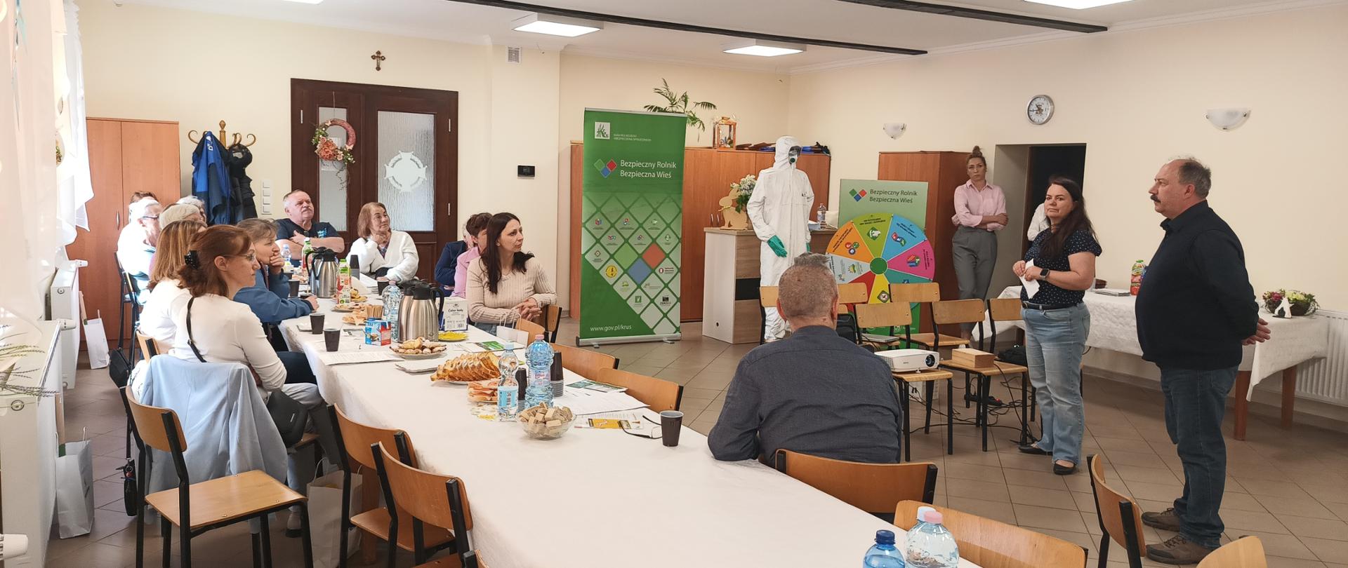 Zdjęcie przedstawia grupę osób biorącą udział w szkoleniu w Zawadzie