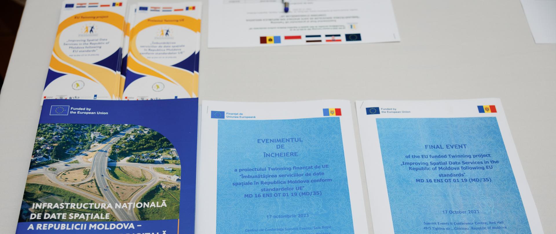 Foldery dotyczące konferencji kończącej rozpoczęty we wrześniu 2020 roku projekt twinningowy Udoskonalenie usług wykorzystujących dane przestrzenne Republiki Mołdawii zgodnie ze standardami UE
