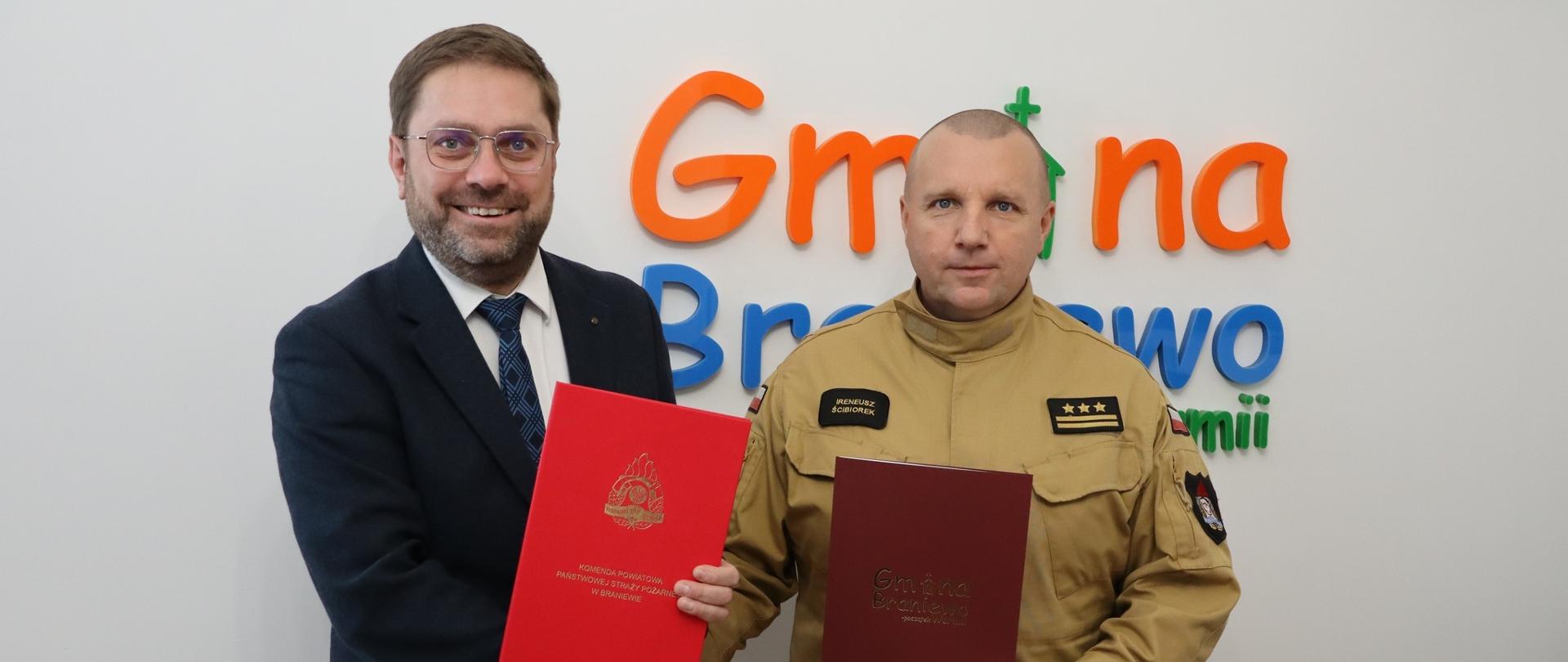 Na zdjęciu z prawej komendant powiatowy PSP i z lewej wójt gminy Braniewo, ściskają sobie dłoń pozując do zdjęcia.