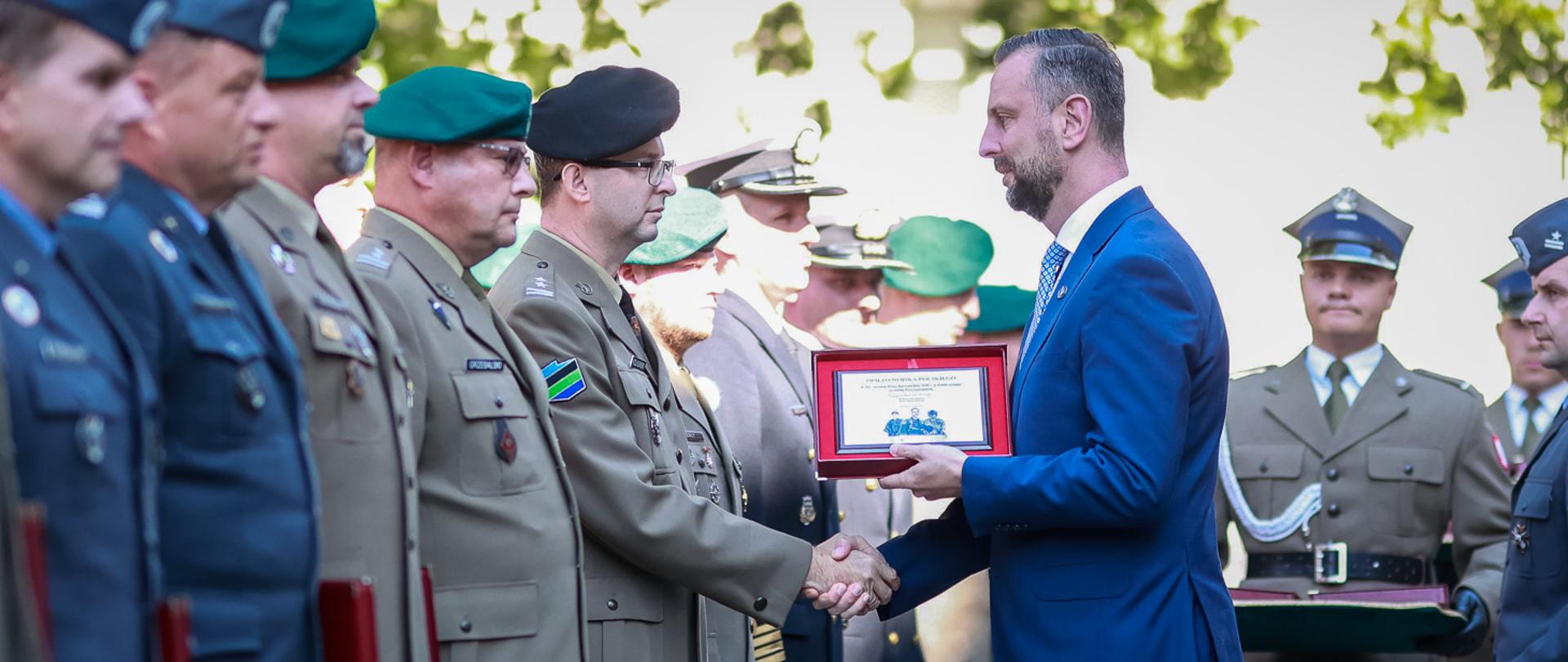 27 sierpnia br. w Warszawie, Władysław Kosiniak-Kamysz wicepremier, minister obrony narodowej wręczył wyróżnienia żołnierzom biorącym udział w defiladzie „Dziękujemy za Waszą służbę” zorganizowanej z okazji Święta Wojska Polskiego i 105. rocznicy Bitwy Warszawskiej.