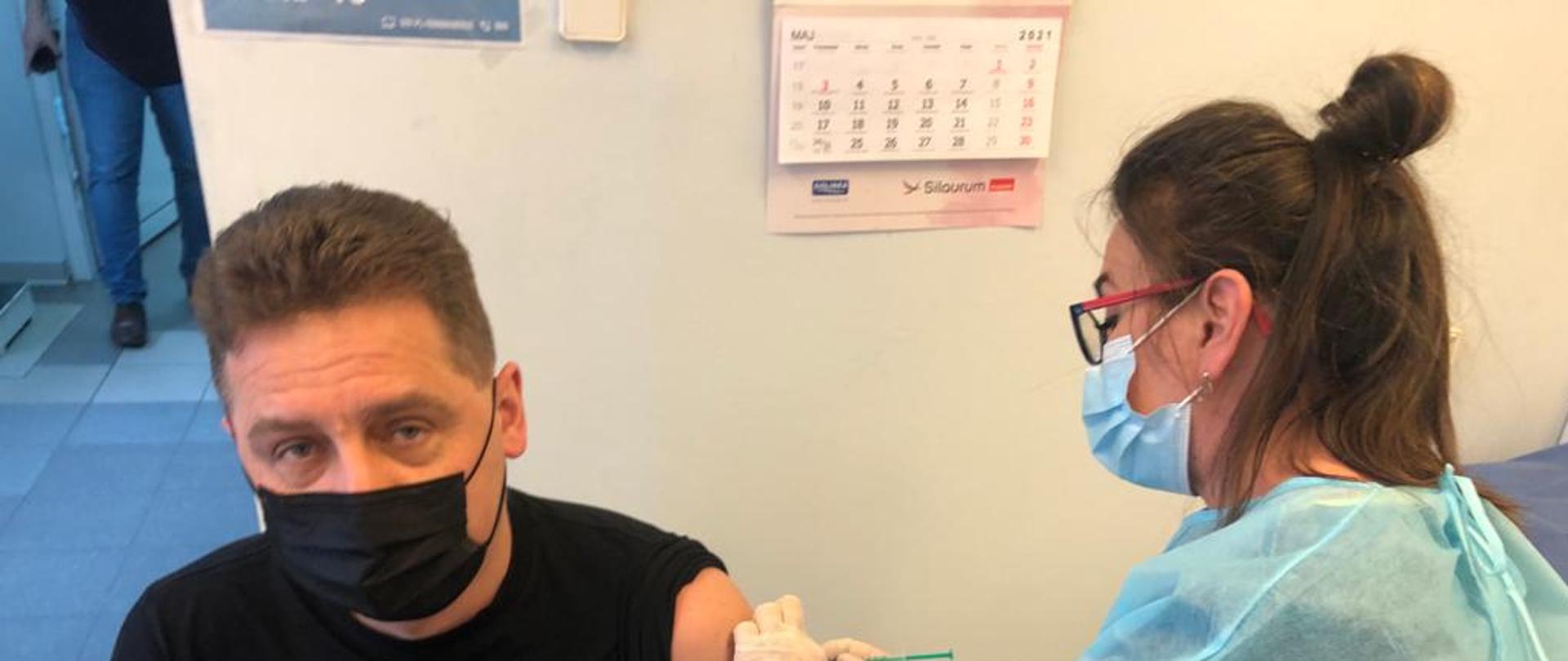 Na zdjęciu strażacy podczas dokonywania procesu szczepienia.