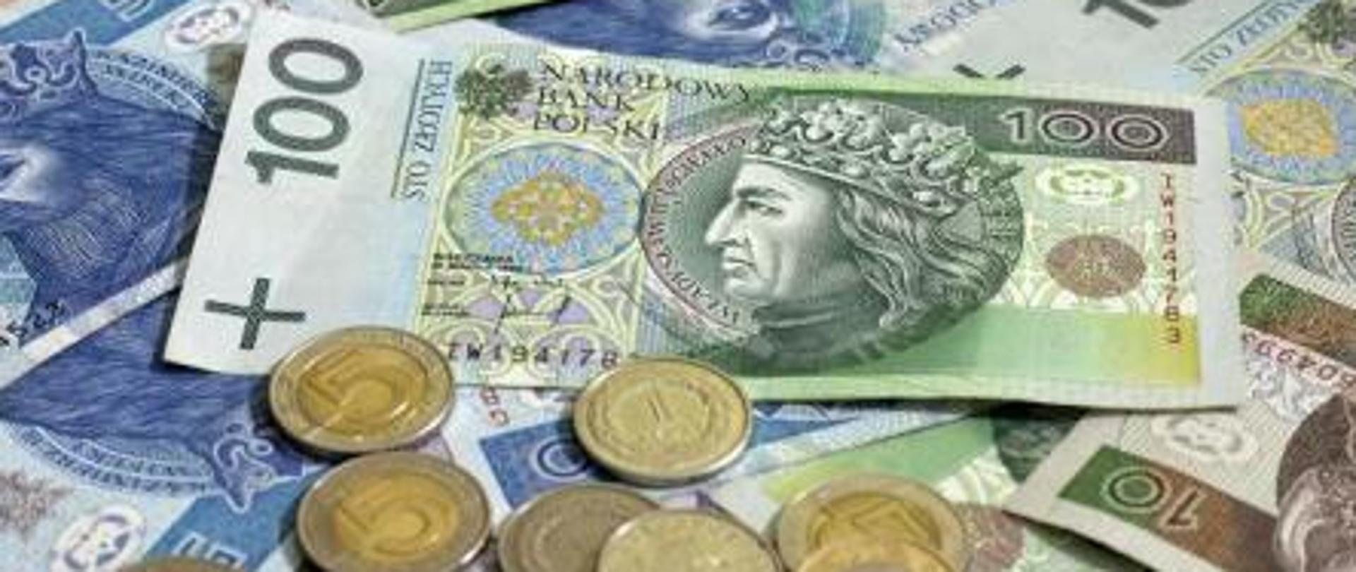 Polskie pieniądze - monety leżące na banknotach.