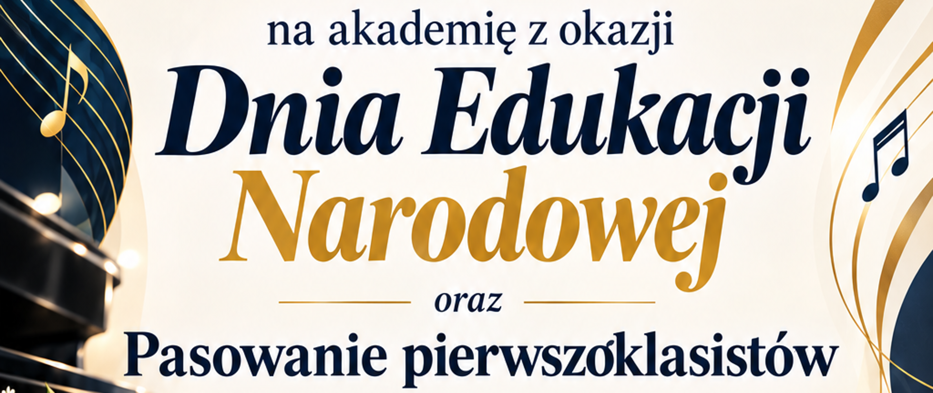 Elegancki plakat zapraszający na akademię z okazji Dnia Edukacji Narodowej oraz Pasowanie Pierwszoklasistów, organizowane przez Samorząd Uczniowski i Radę Rodziców Państwowej Szkoły Muzycznej I stopnia im. Aleksandra Tansmana w Kępnie. Uroczystość odbędzie się 22 października 2026 r. o godz. 17.00. Obowiązuje strój galowy. Plakat utrzymany jest w granatowo-złotej kolorystyce, na jasnym tle. Zdobią go motywy muzyczne, klawiatura fortepianu, białe kwiaty, biret akademicki, dyplom oraz szkic budynku szkoły.