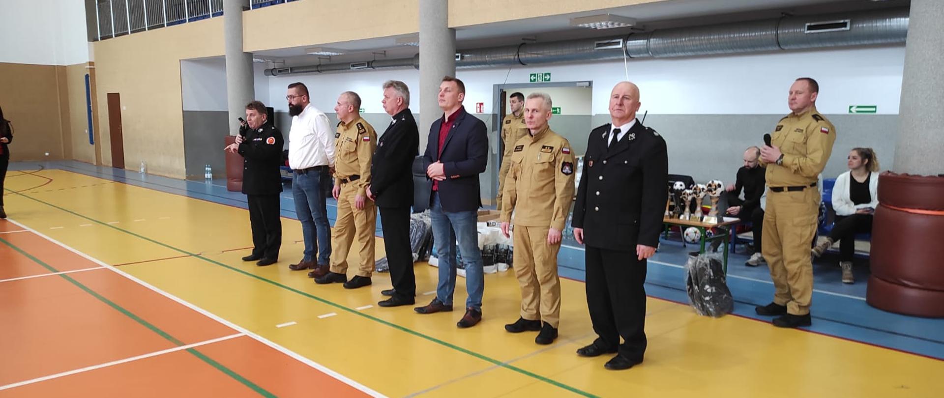 Na zdjęciu organizatorzy turnieju na hali w Jeżowie przygotowani do wręczenia nagród