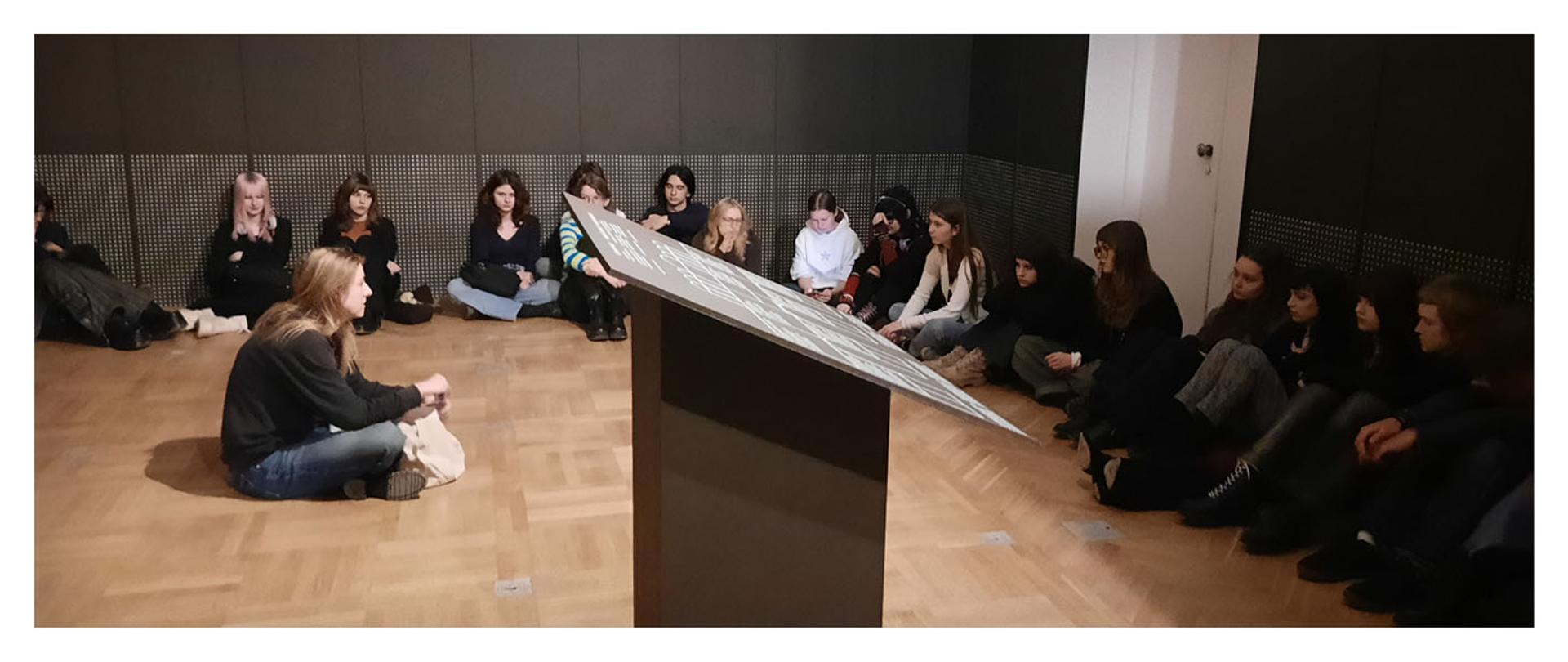 19 lutego 2026 klasa 2B, z panią Patrycją Cichą oraz Magdaleną Woźniak, udała się do Muzeum Etnograficznego, aby zwiedzić wystawę pt. “Formy obecności. Sztuka Łemków/Rusinów Karpackich”. Uczniowie uczestniczyli także w zajęciach towarzyszących wystawie, podczas których poznali charakterystyczne cechy kultury tej mniejszości etnicznej.