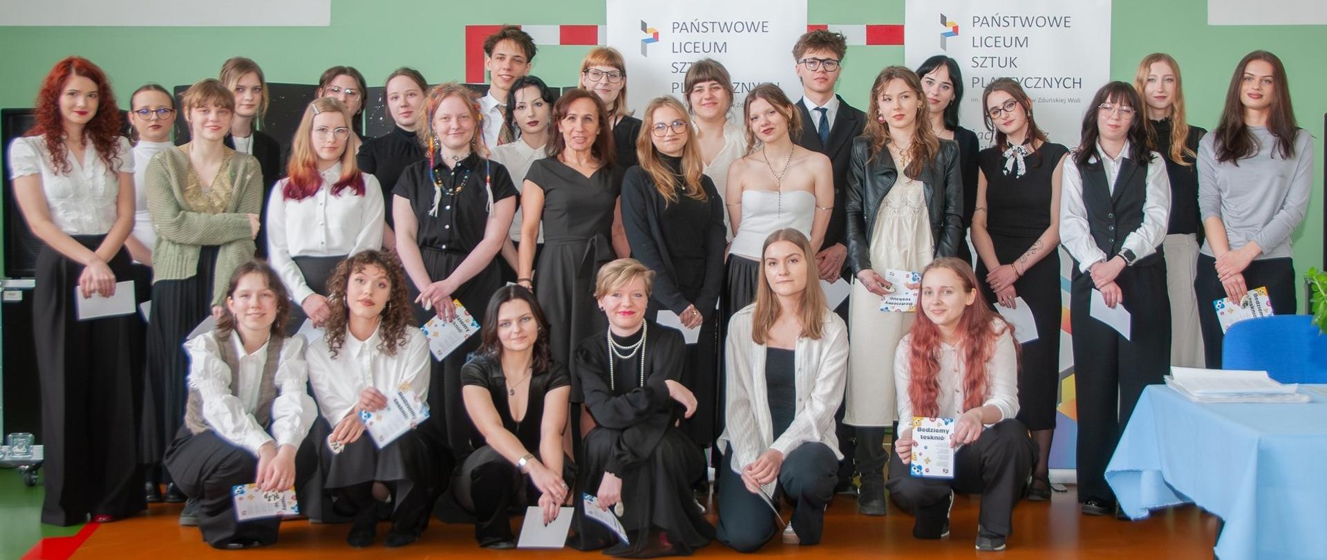 Zdjęcie: grupa młodzieży w galowych strojach 