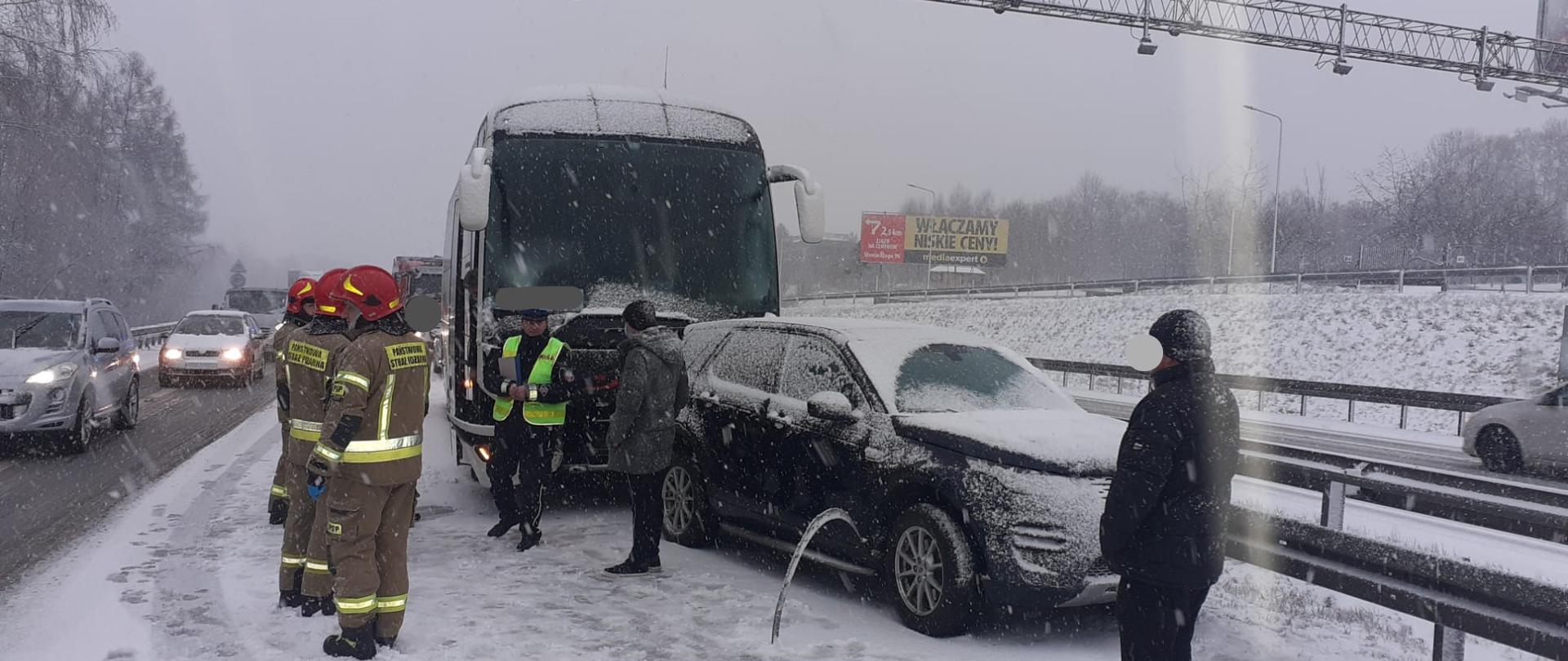 Zdjęcie przedstawia wypadek samochodu osobowego z autobusem kursowym na Zakopiance