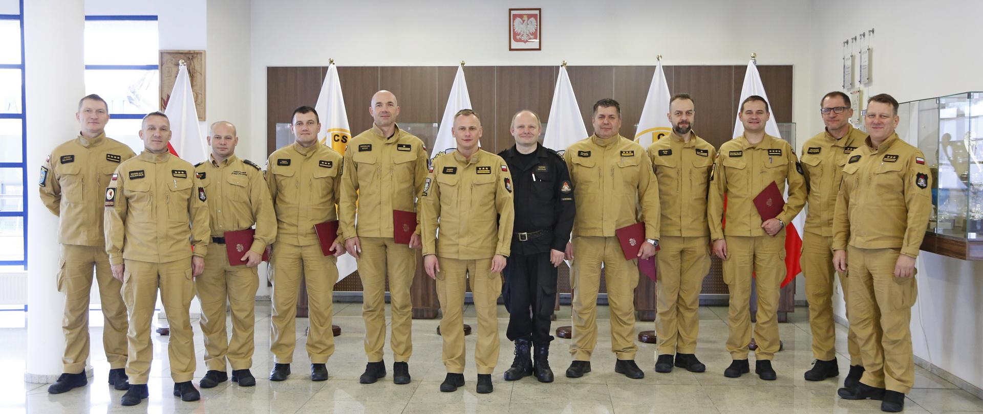 Grupowe zdjęcie funkcjonariuszy PSP będących uczestnikami narady (11 osób) w towarzystwie Zastępcy Komendanta Centralnej Szkoły PSP