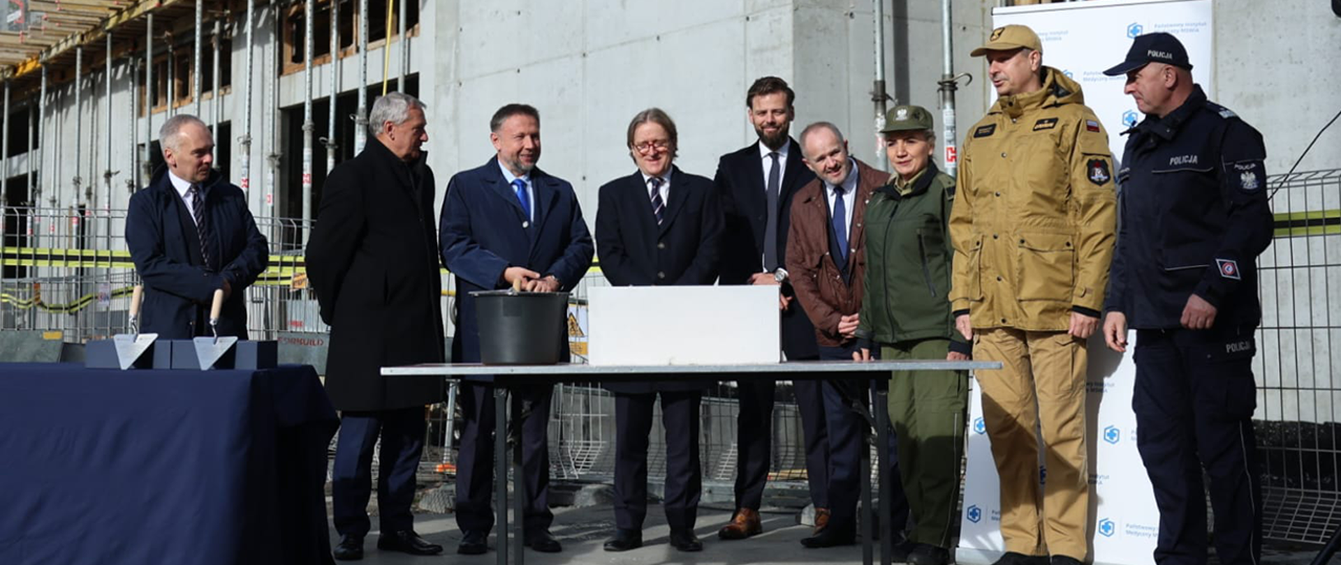 Minister spraw wewnętrznych i administracji podpisał akt erekcyjny pod budowę placówki Państwowego Instytutu Medycznego MSWiA