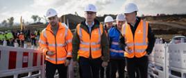 Minister infrastruktury Dariusz Klimczak wizytował 13 października 2025 r. budowę drogi ekspresowej S8 Jordanów Śląski – Łagiewniki.