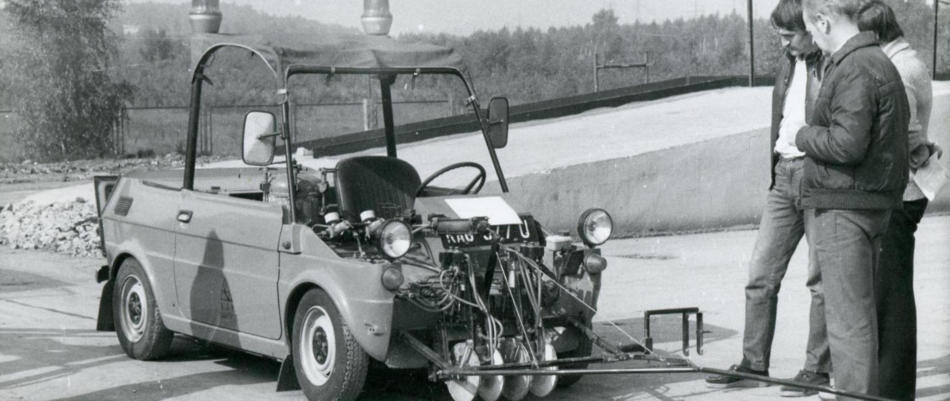 Pingwin 04, pojazd zbudowany na bazie samochodu Fiat 126p "Maluch" służący do znakowania dróg, zdjęcie czarnobiałe