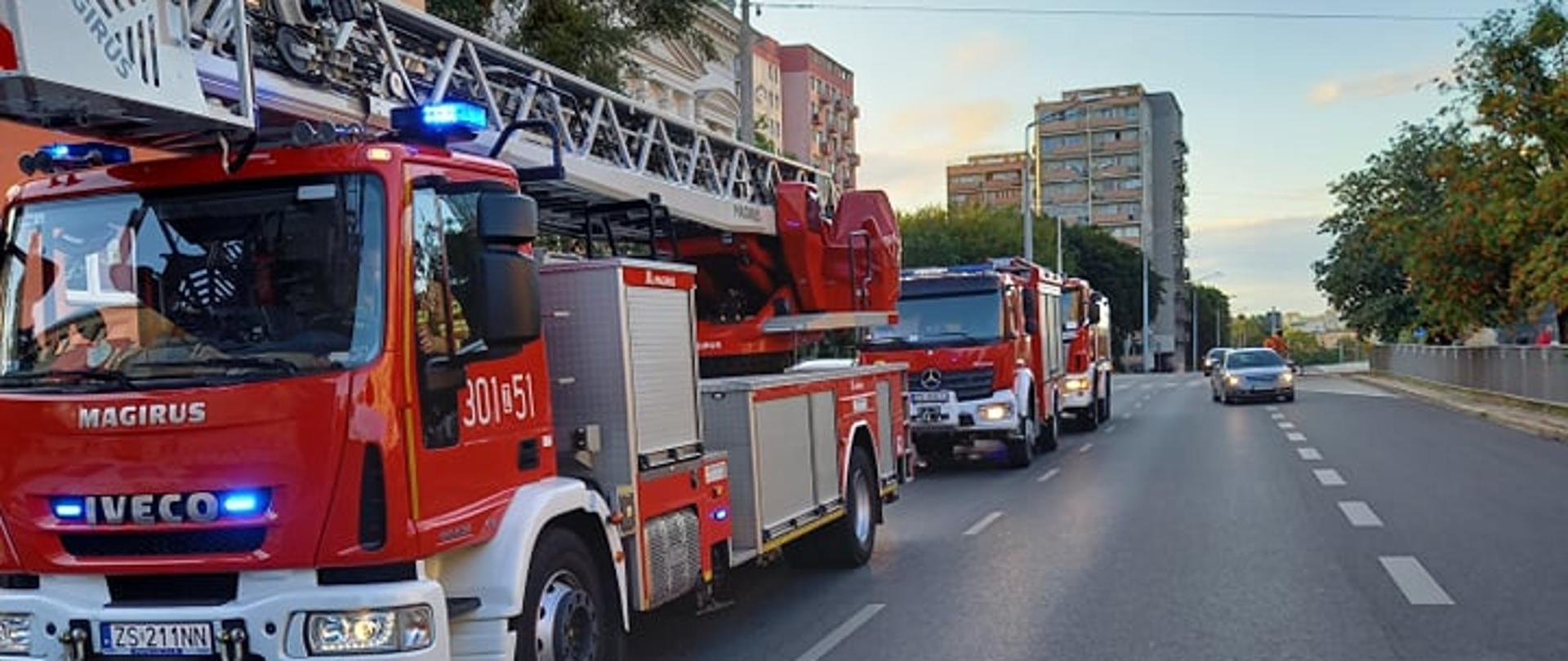 Trzy wozy bojowe stojące na prawym pasie alei Wyzwolenia
