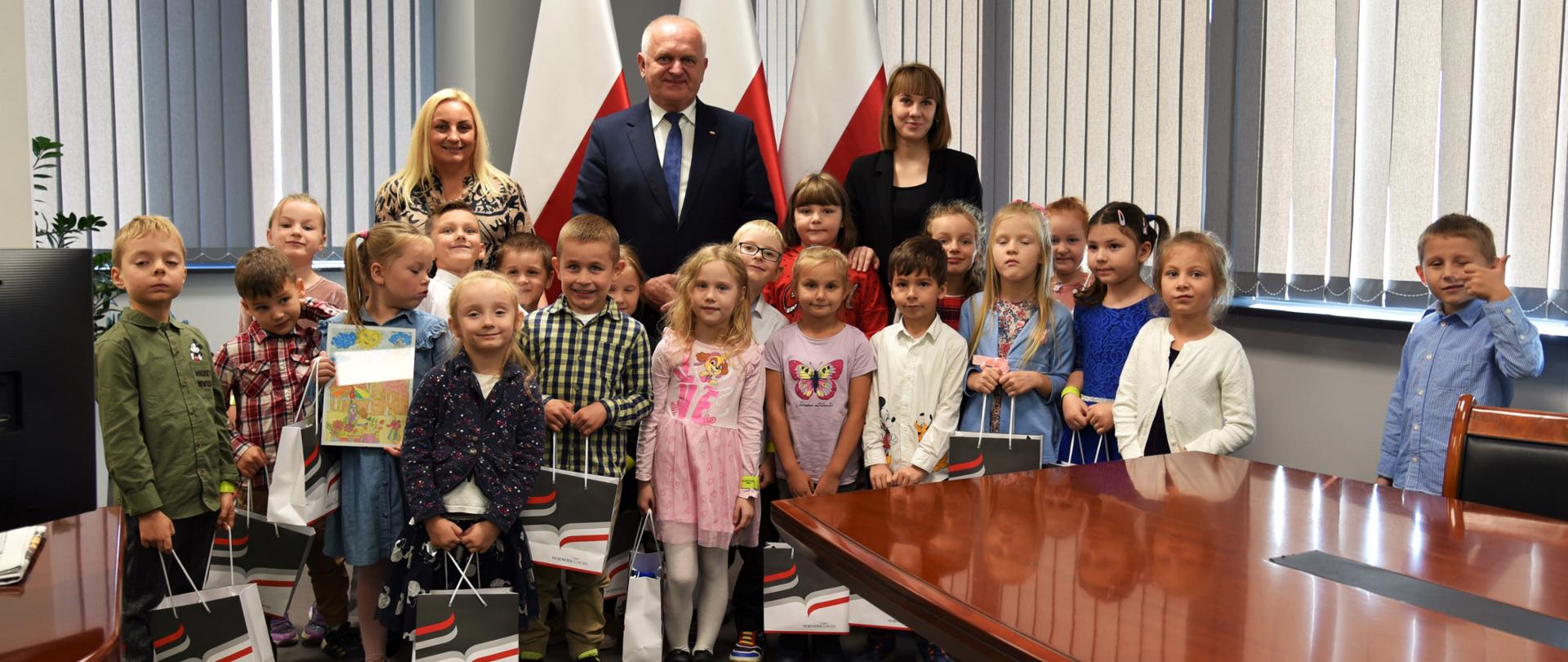 Zdjęcie grupowe z wojewodą