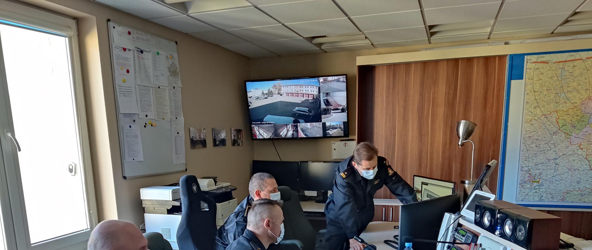 Zdjęcie przedstawia funkcjonariuszy biorących udział w szkoleniu