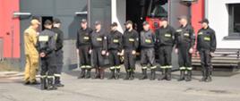 Strażacy stoją na zbiórce przed przystąpieniem do egzaminu na strażaka ratownika OSP