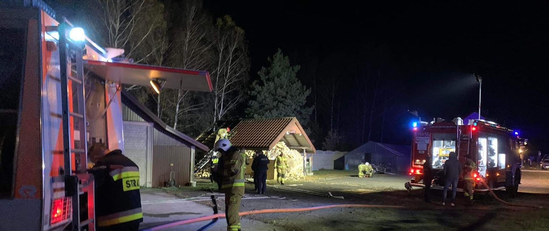 dogaszanie pożaru drewna składowanego w wolnostojącym garażu