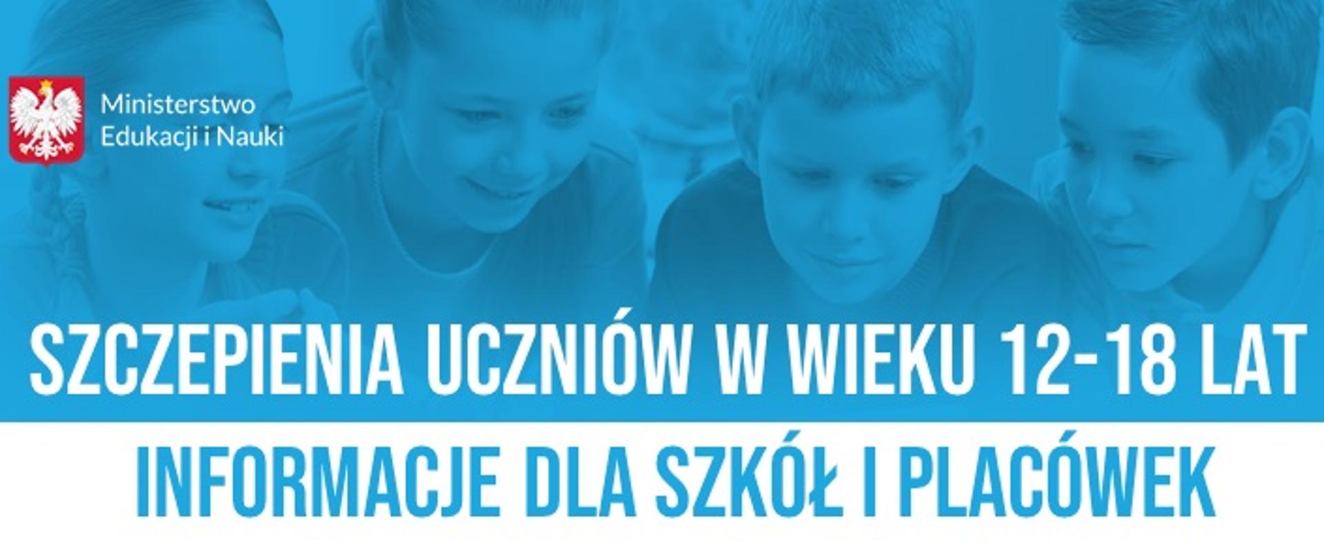 na zdjęciu widoczna jest czwórka dzieci ,dwie dziewczynki i dwóch chłopców w wieku około 12 lat, dzieci wpatrują się w jeden punkt, w lewym górnym rogu widoczne jest logo Ministerstwa Edukacji i Nauki - biały orzeł na czerwonym tle.