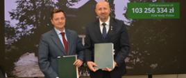 Na zdjęciu od prawej strony: Robert Gajda, zastępca prezesa zarządu NFOŚiGW oraz Mateusz Balcerowicz, prezes Państwowego Gospodarstwa Wodnego Wody Polskie.
