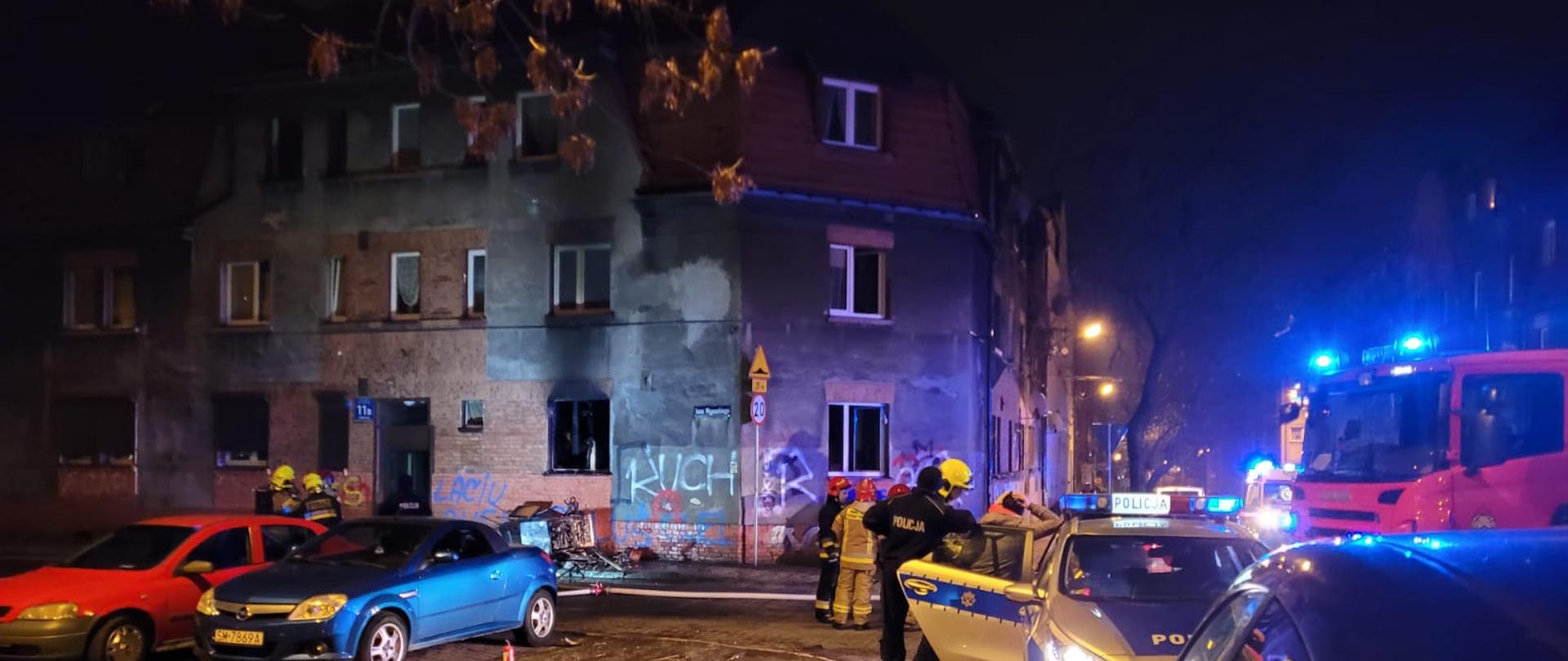 Zdjęcie budynku po pożarze mieszkania na parterze w Mysłowicach