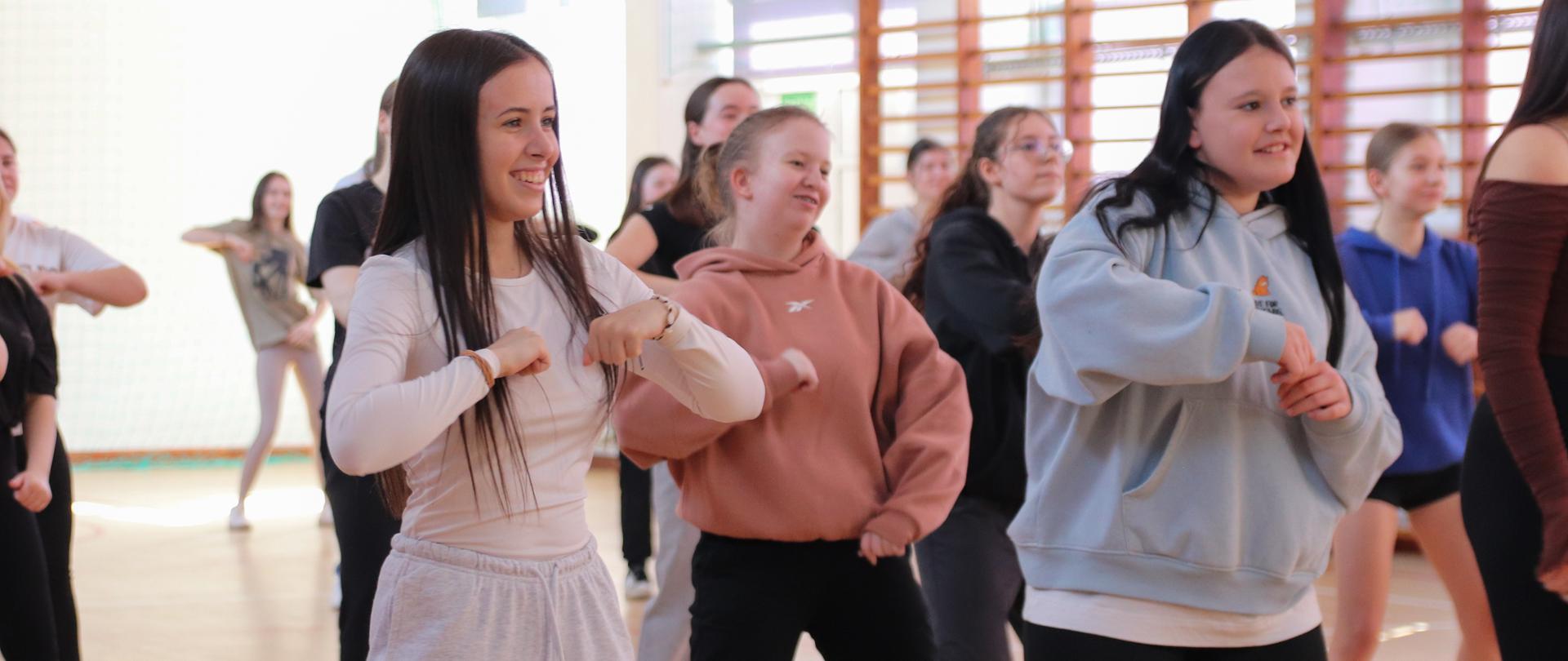 Dzień Kobiet na sportowo w ZS CKR w Starym Lubiejewie – energia, ruch i świetna zabawa!