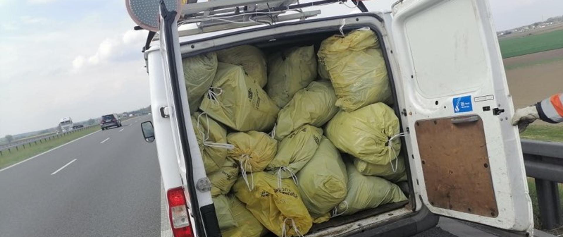 Droga ekspresowa S5, Rejon Wołów - pojazd służby drogowej wypełniony zebranymi śmieciami 