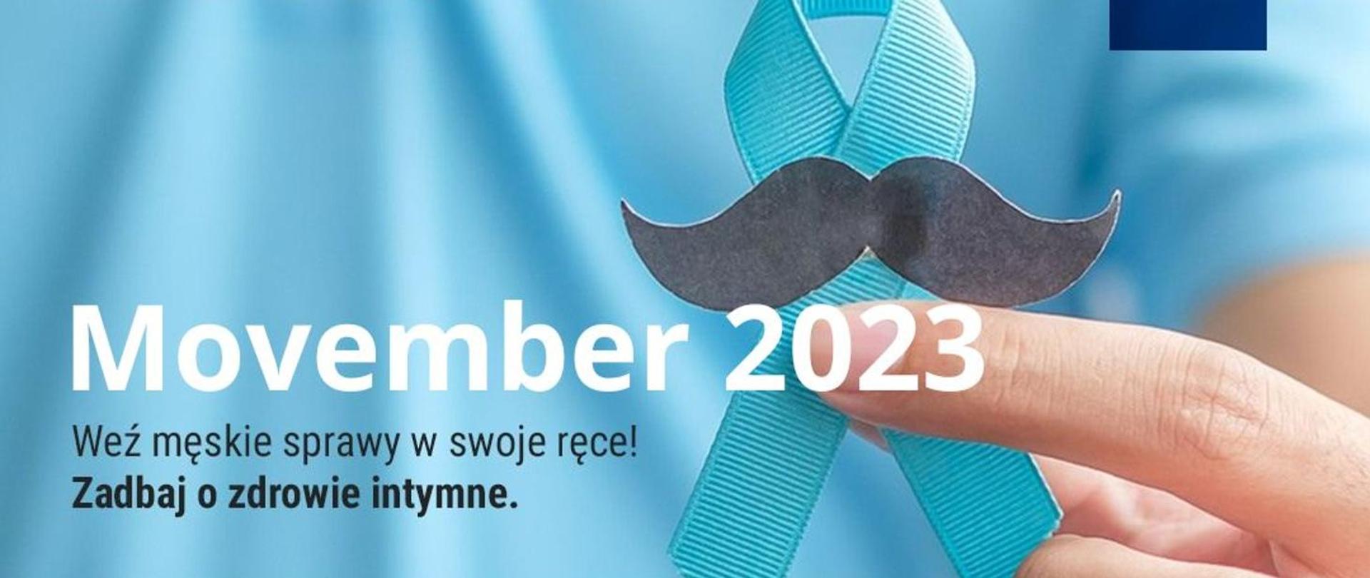 Na niebieskim tle umieszczona wstęga z przyklejonym wąsem w kolorze czarnym wyciętym z kartonu. Na środku tła napis w kolorze białym "Movember - wąsopad 2023" oraz napis w kolorze czarnym "Weź męskie sprawy w swoje ręce! Zadbaj o zdrowie intymne"