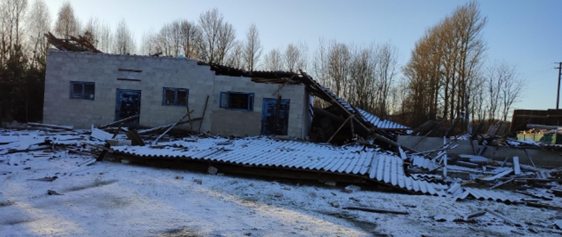 Całkowicie zniszczone zabudowania gospodarcze, zburzona murowana stodoła, porozrzucane po podwórku elementy konstrukcji dachu