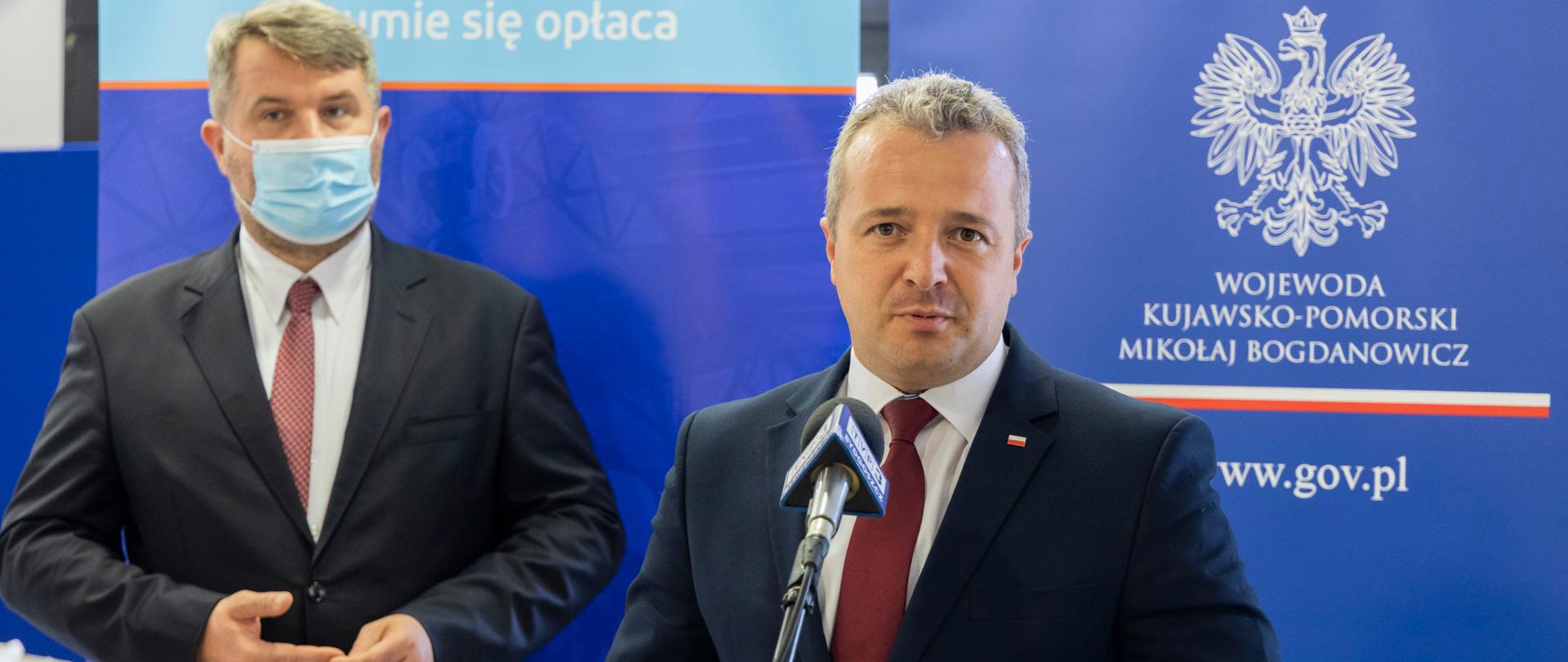 Wojewoda Kujawsko-Pomorski Mikołaj Bogdanowicz oraz Prezes PFR Portal PPK Robert Zapotoczny podczas spotkania z dziennikarzami