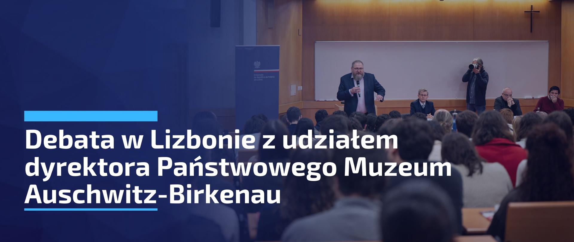 Zdjęcie przedstawia mężczyznę przemawiającego do licznej publiczności w sali wykładowej.