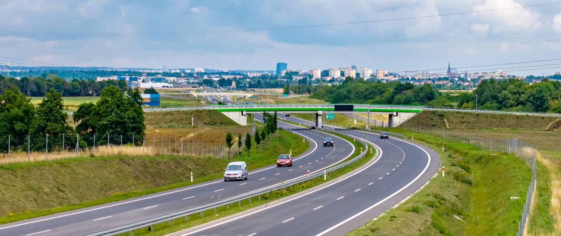 Zdjęcie drogi z widokiem na miasto Szczecin