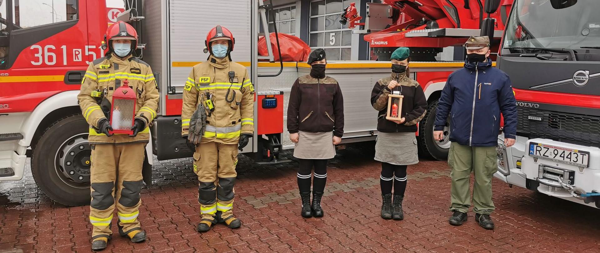 Na zdjęciu na tle samochodów specjalnych przemyscy strażacy oraz harcerze z Hufca ZHP Ziemi Przemyskiej im. Orląt Przemyskich 