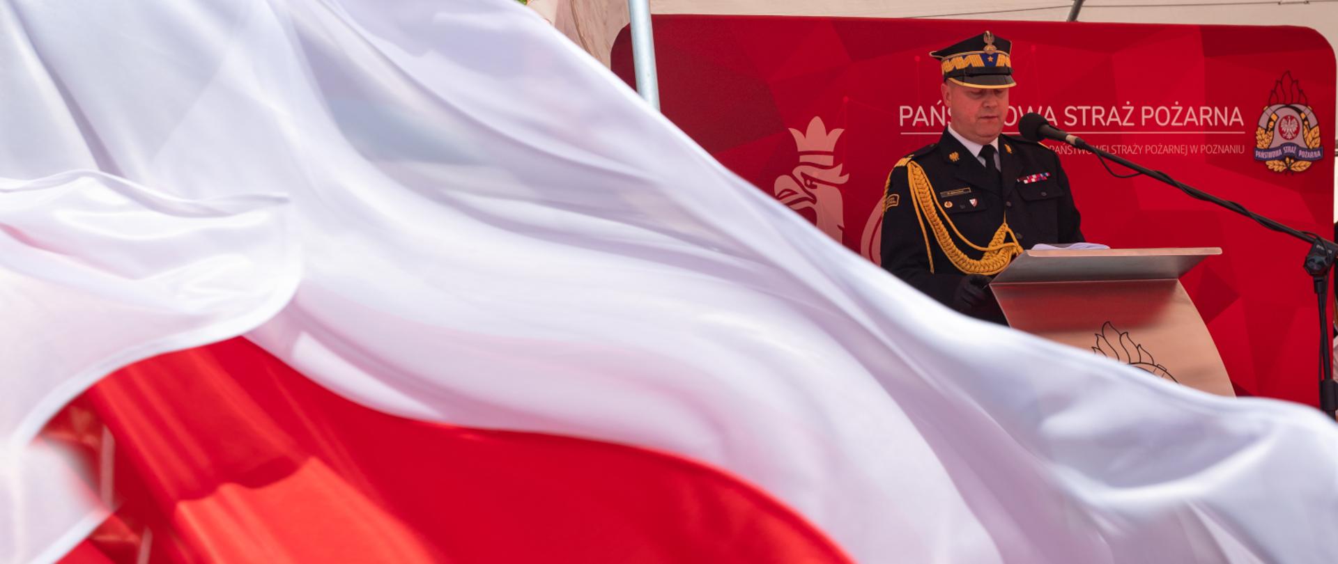 Biało-Czerwona powiewająca na uroczystościach strażackich